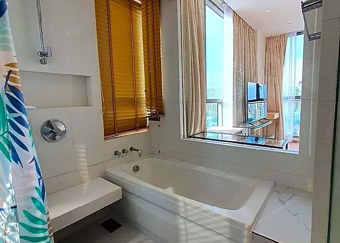 Отель Luxury 1br Near Thong Lo Bts, Pet Friendly 4*